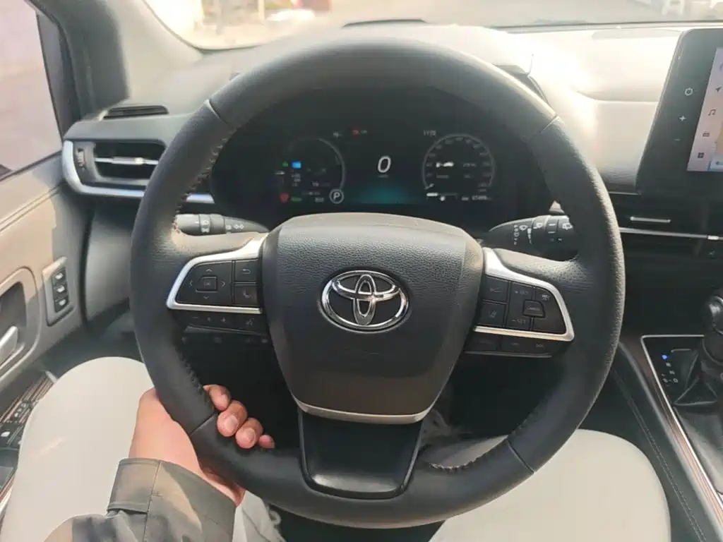 Toyota Granvia — миниатюра 11