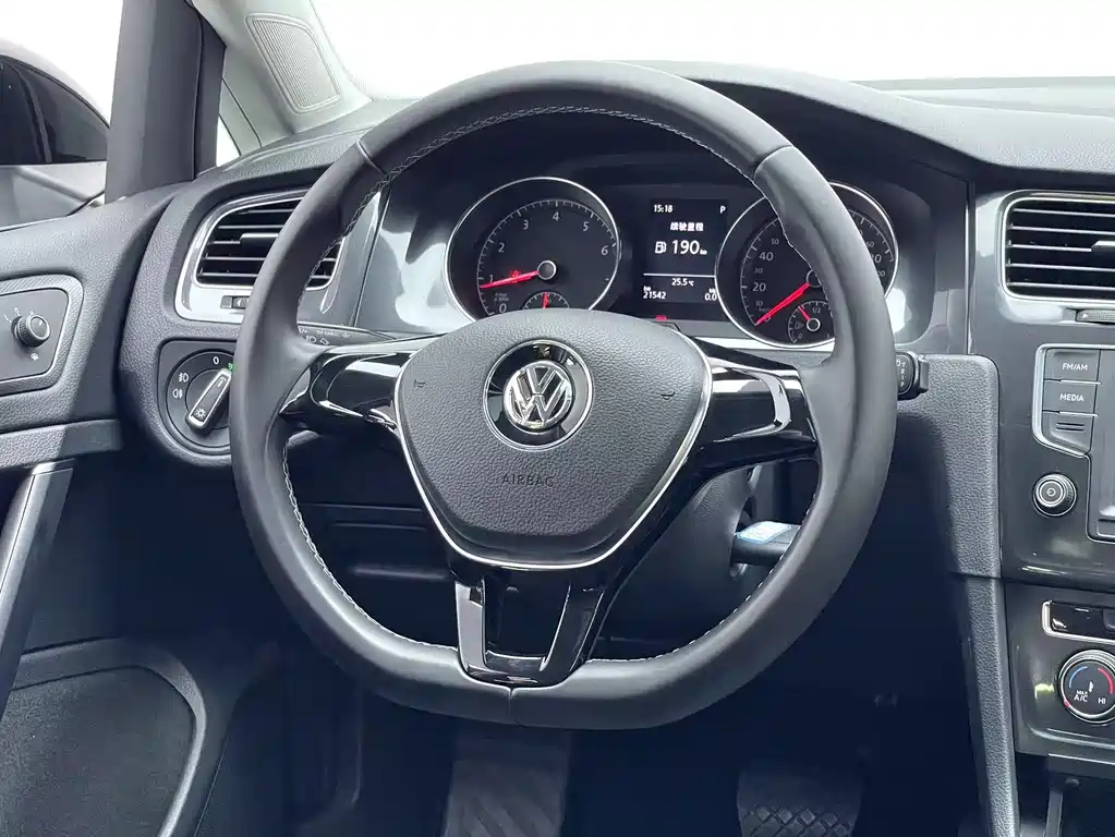 VOLKSWAGEN GOLF