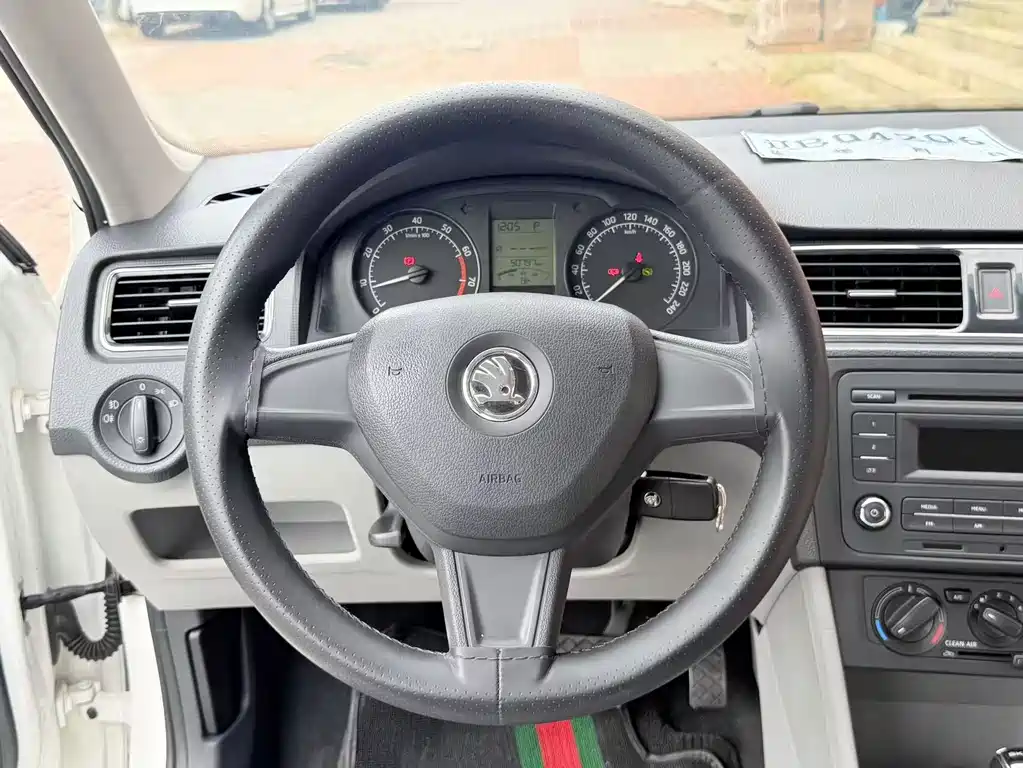 Skoda Rapid 1.6L Auto Innovation Edition, фото 6
