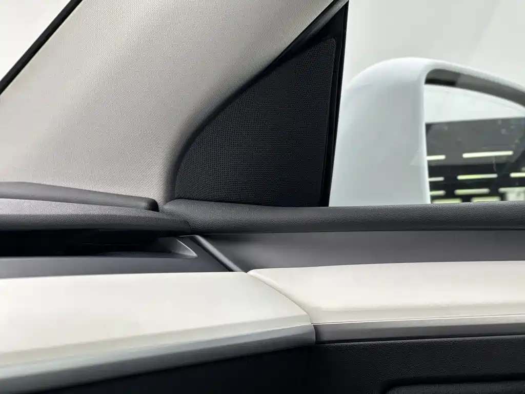 Tesla Model Y — миниатюра 11