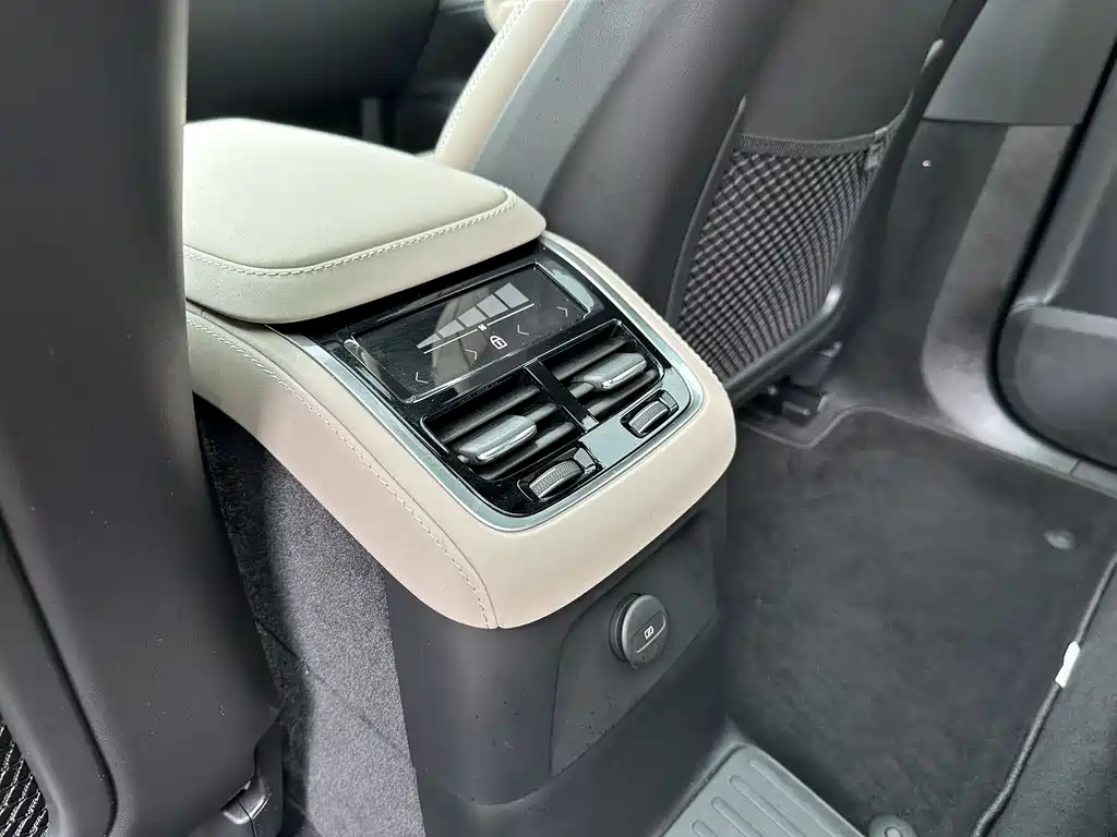 Volvo XC90 2025 T8 Luxury 7 мест
