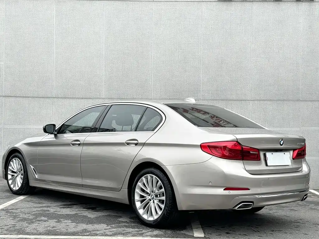 BMW 5 Series — миниатюра 6