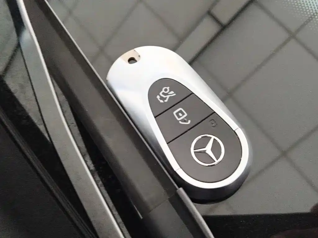 Mercedes-Benz E-Class — миниатюра 9