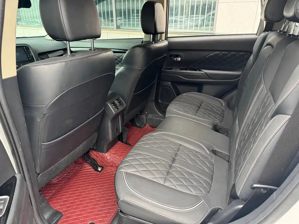 MITSUBISHI OUTLANDER