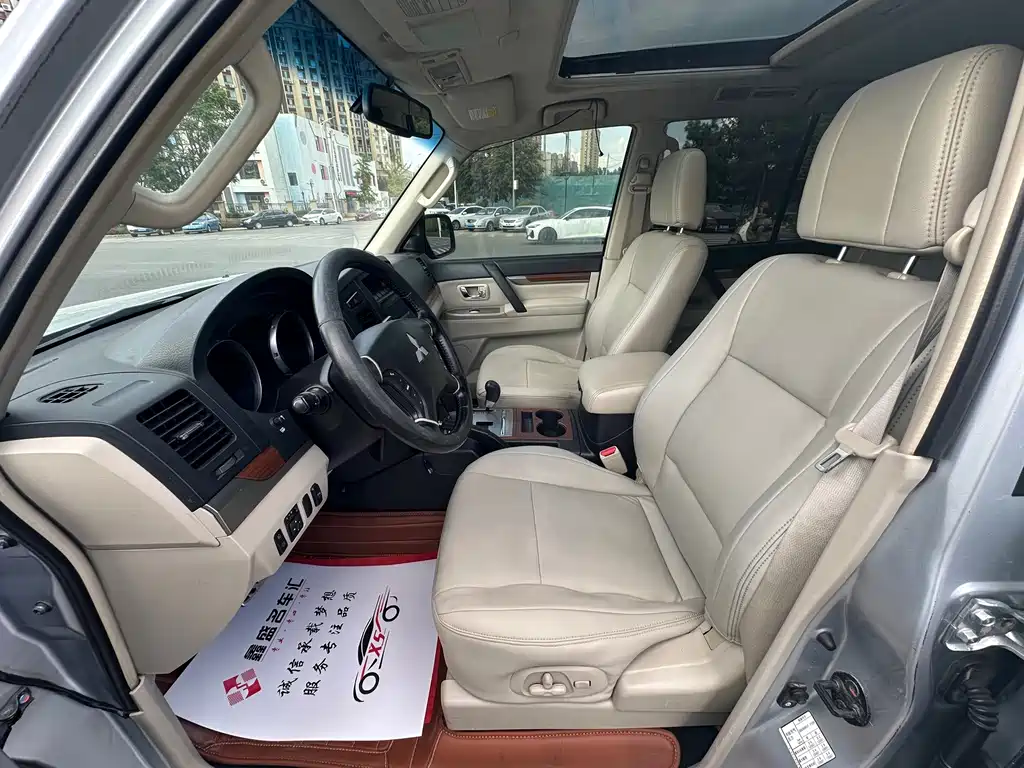 Mitsubishi Pajero (Import) — миниатюра 7