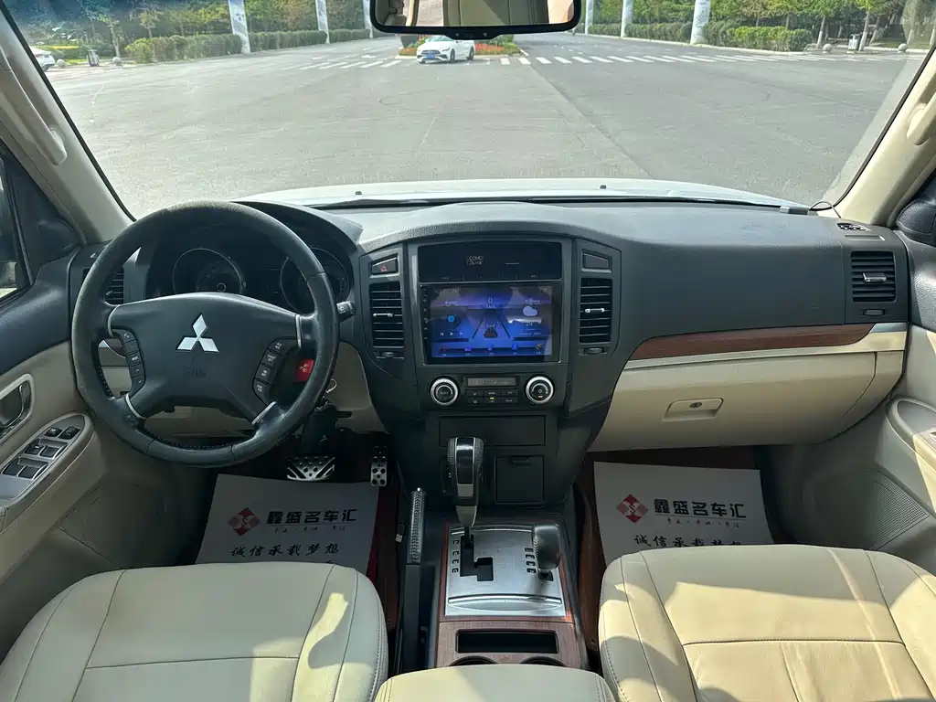 Mitsubishi Pajero (Import) — миниатюра 9