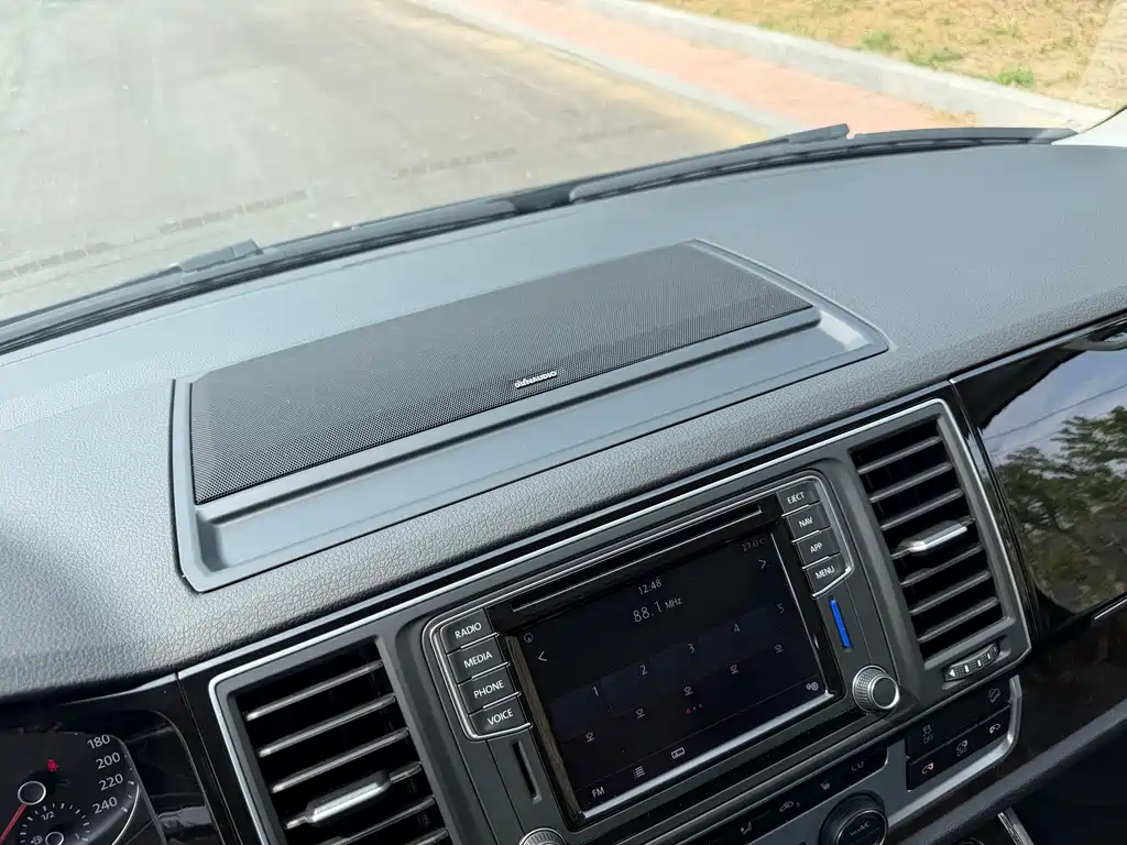 Volkswagen Multivan — миниатюра 10