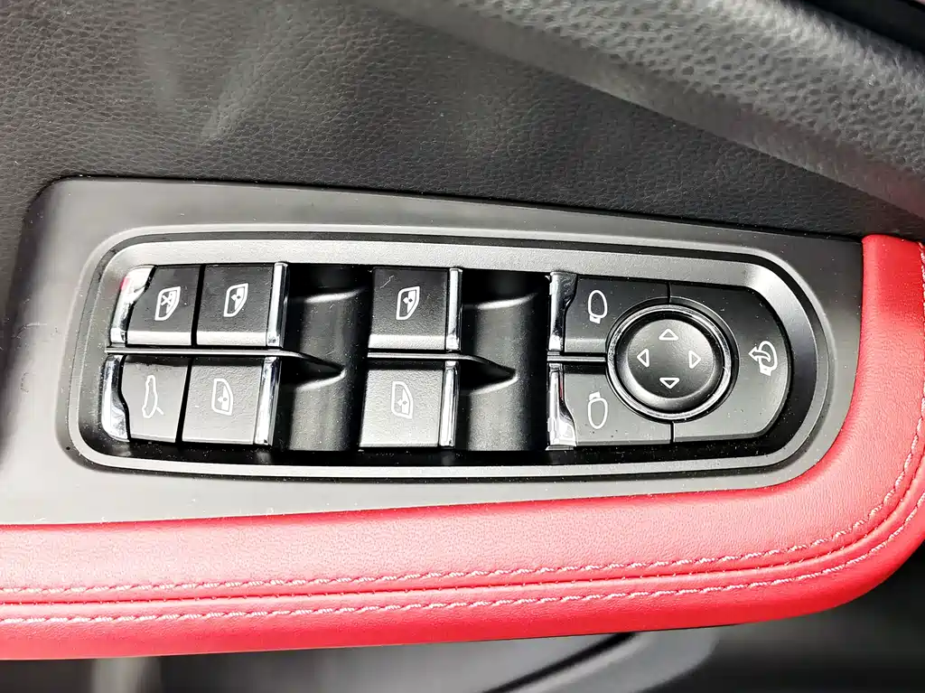 Porsche Macan — миниатюра 16