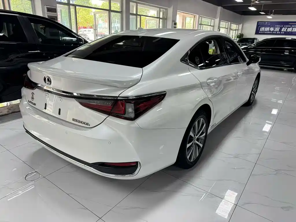 Lexus ES — миниатюра 8