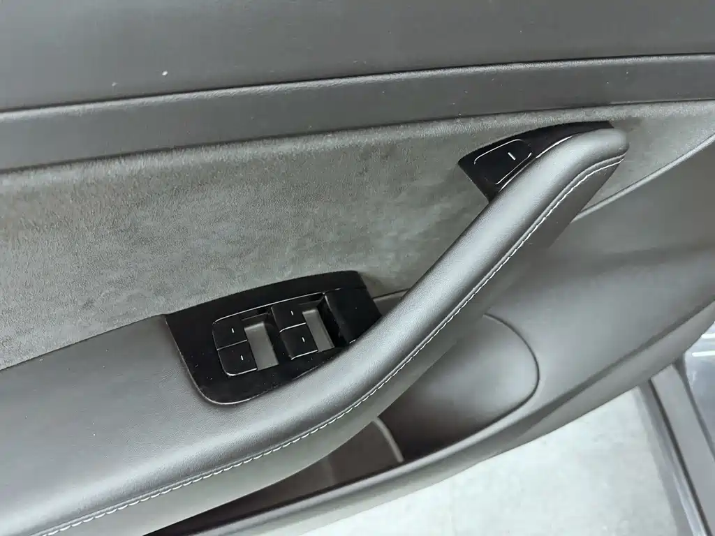 Tesla Model 3 — миниатюра 16