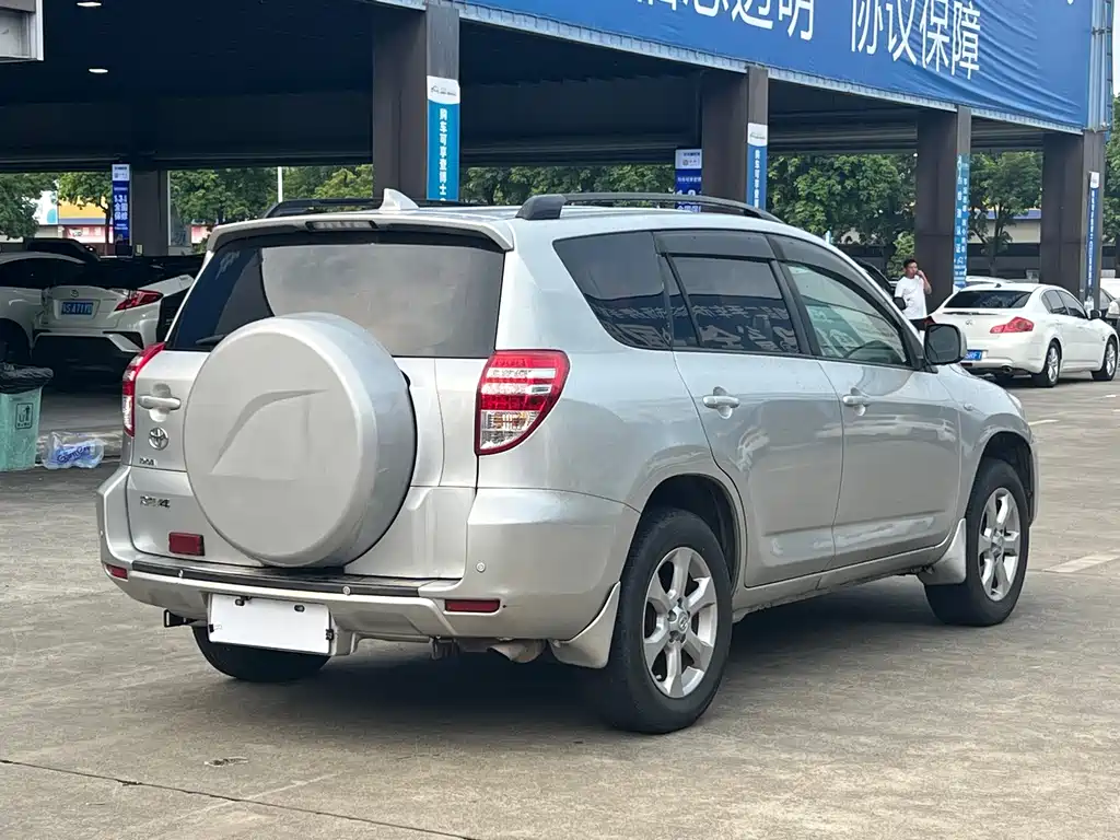 Toyota RAV4 — миниатюра 9