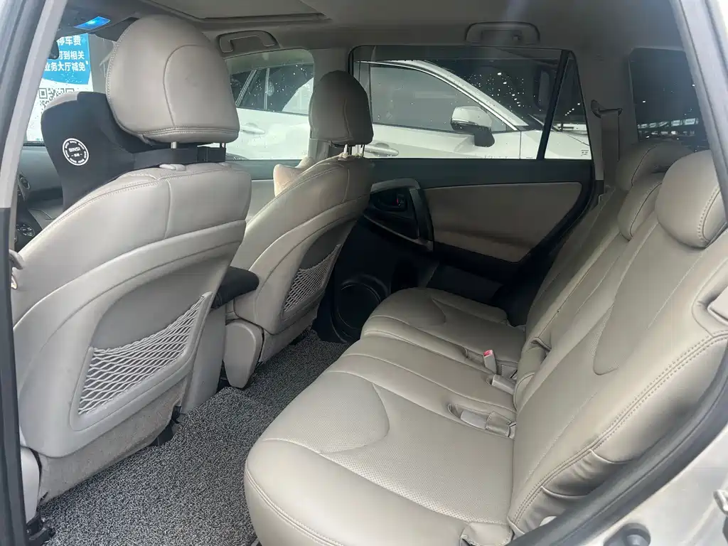 Toyota RAV4 — миниатюра 6