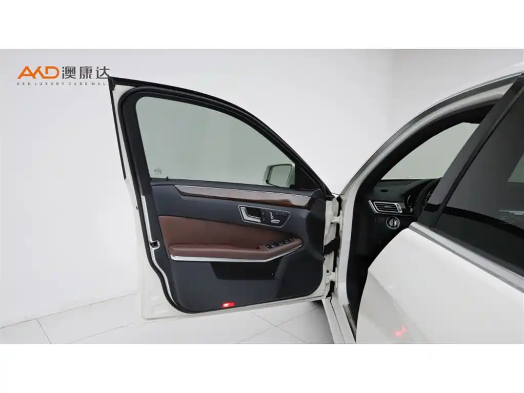 Mercedes-Benz E-Class — миниатюра 10