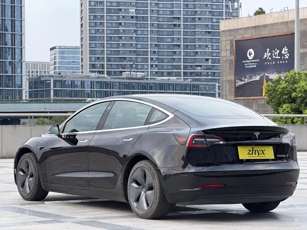 Tesla Model 3 — миниатюра 7