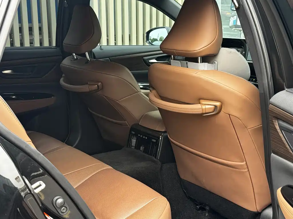 Toyota Crown (Import) — миниатюра 12
