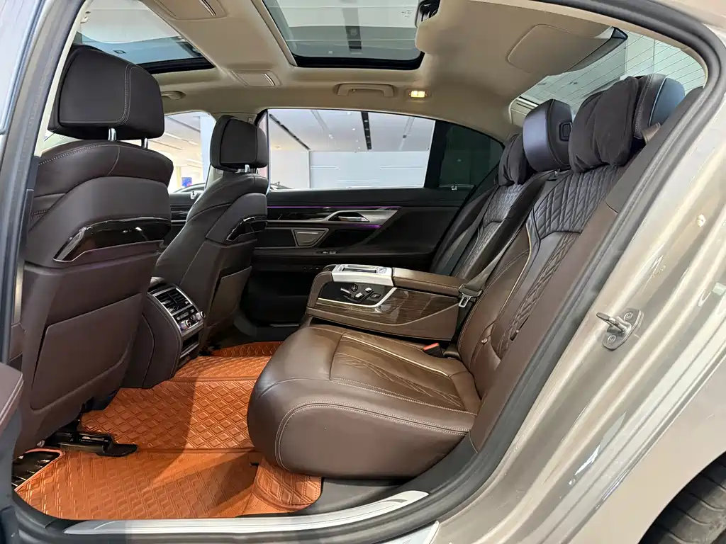 BMW 7 Series — миниатюра 12