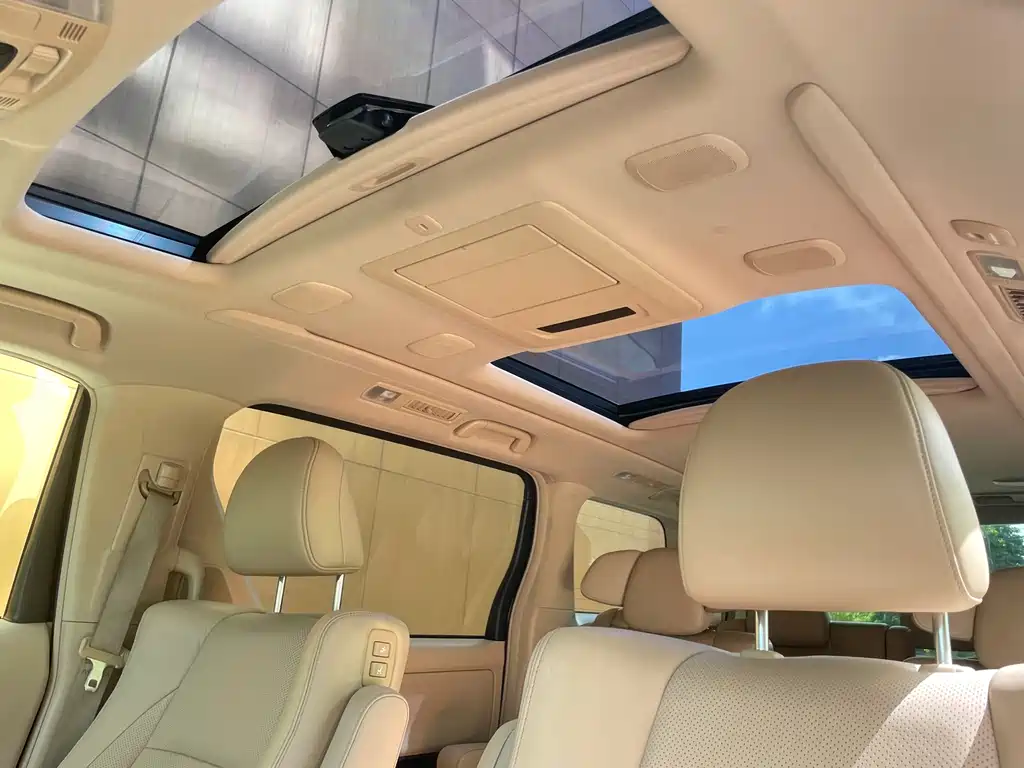 Toyota Alphard — миниатюра 11