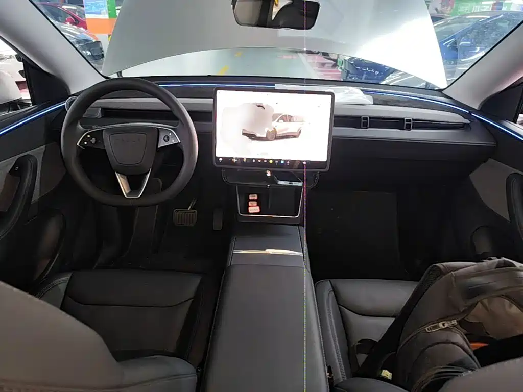 Tesla Model Y — миниатюра 10