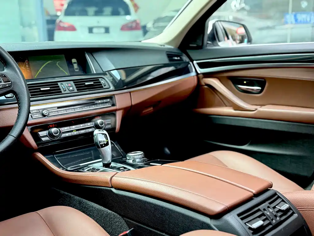 BMW 5 Series — миниатюра 13