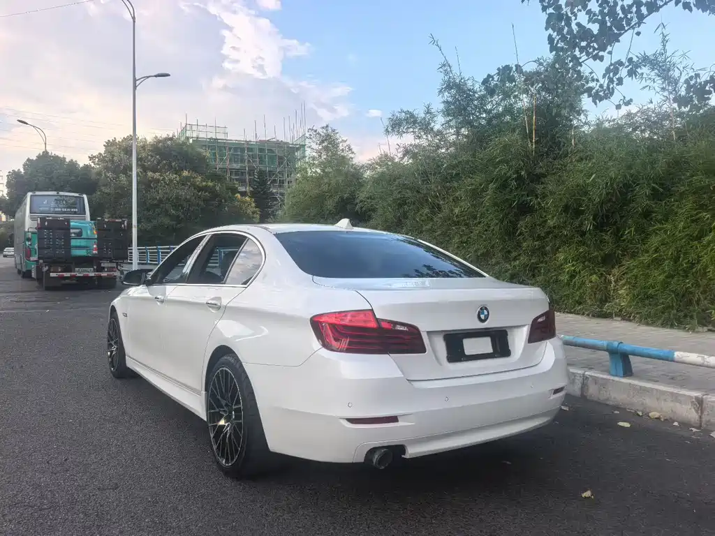 BMW 5 Series — миниатюра 7