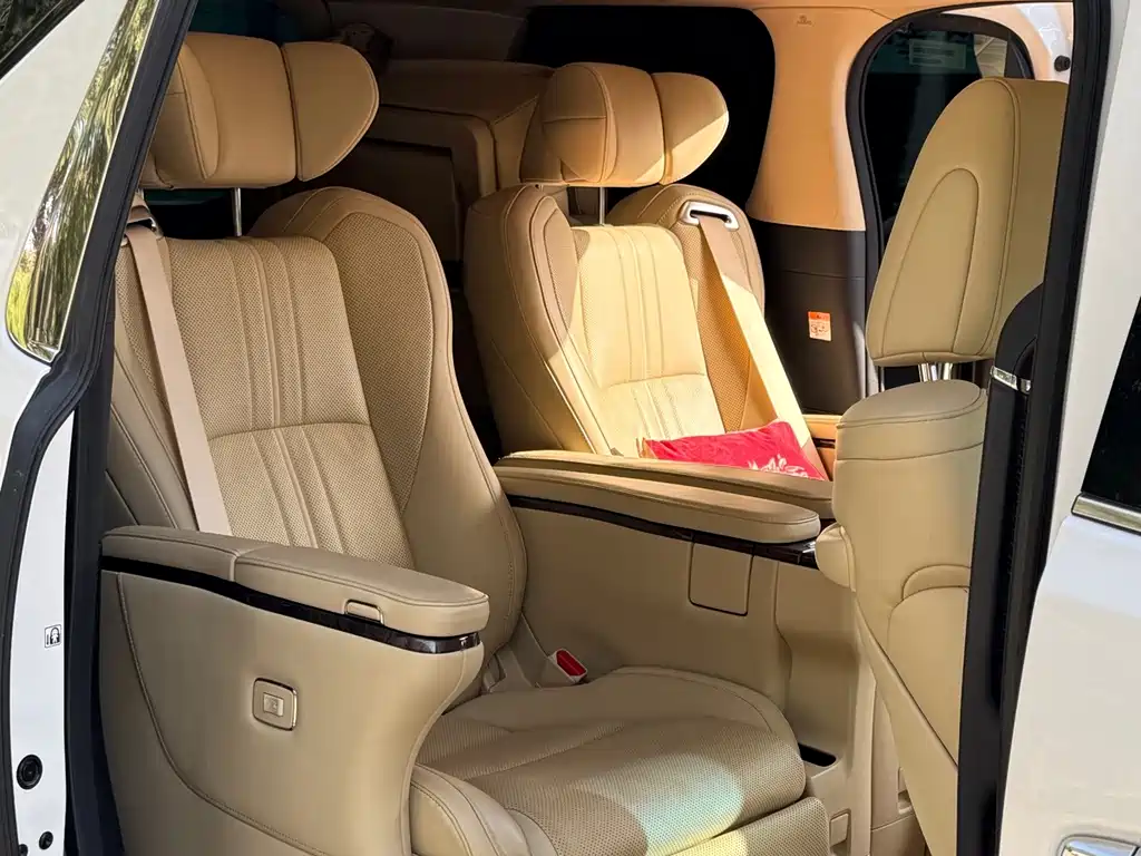 Toyota Alphard — миниатюра 10