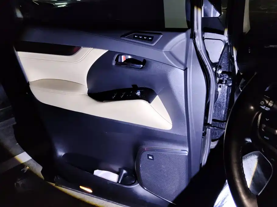 Toyota Alphard — миниатюра 7