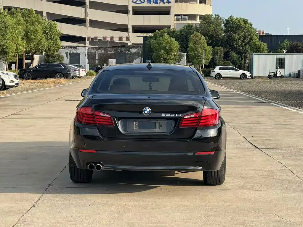 BMW 5 Series — миниатюра 5