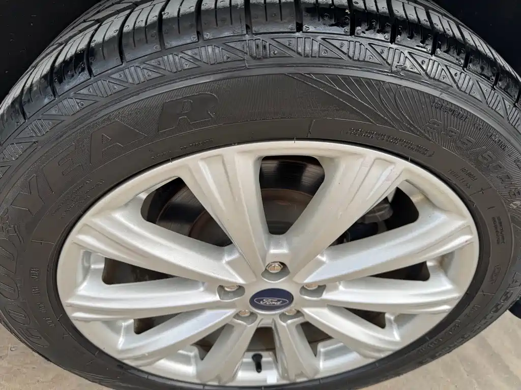 Ford Kuga — миниатюра 17