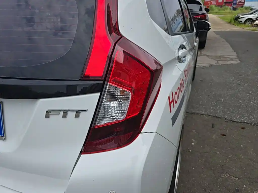 Honda Fit — миниатюра 8