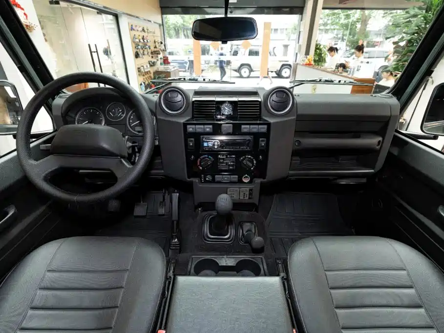 Land Rover Defender — миниатюра 7