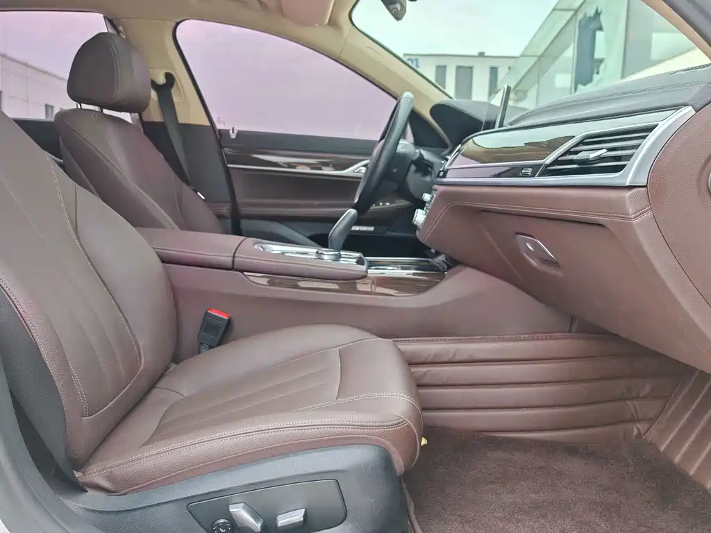 BMW 7 Series — миниатюра 14