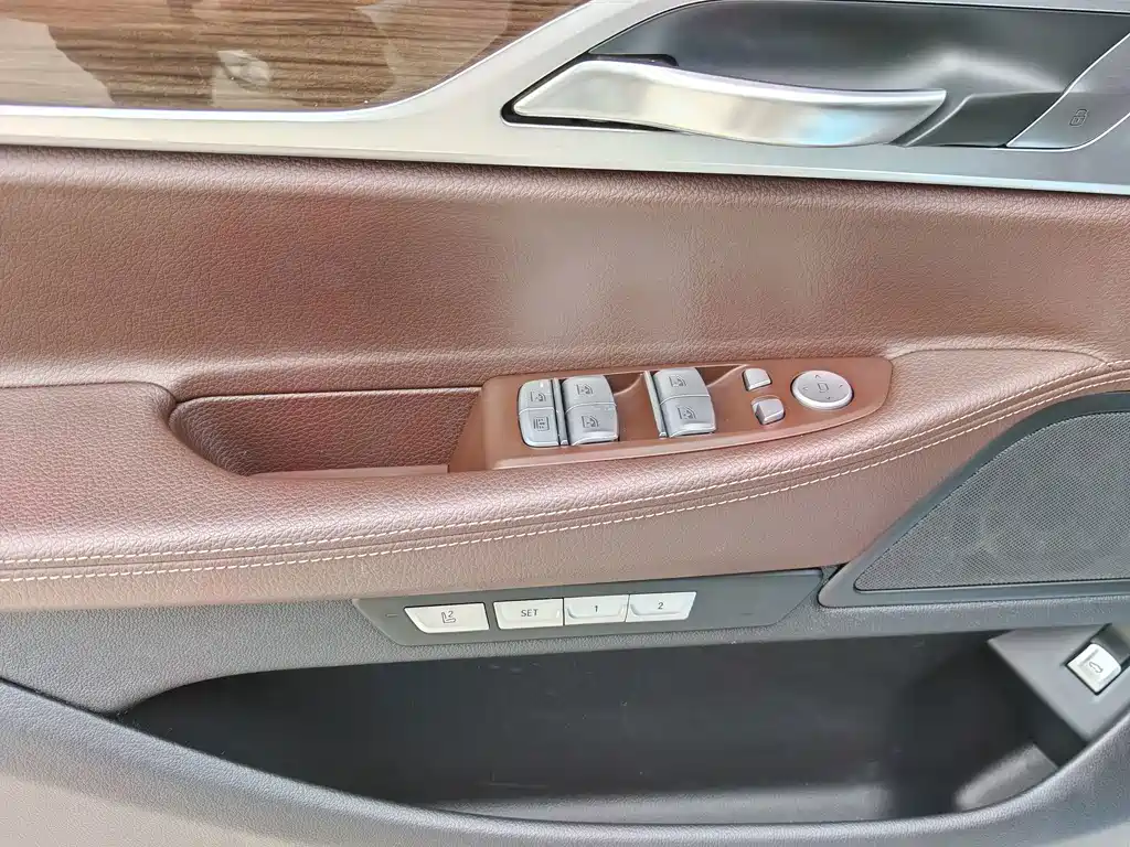 BMW 7 Series — миниатюра 21