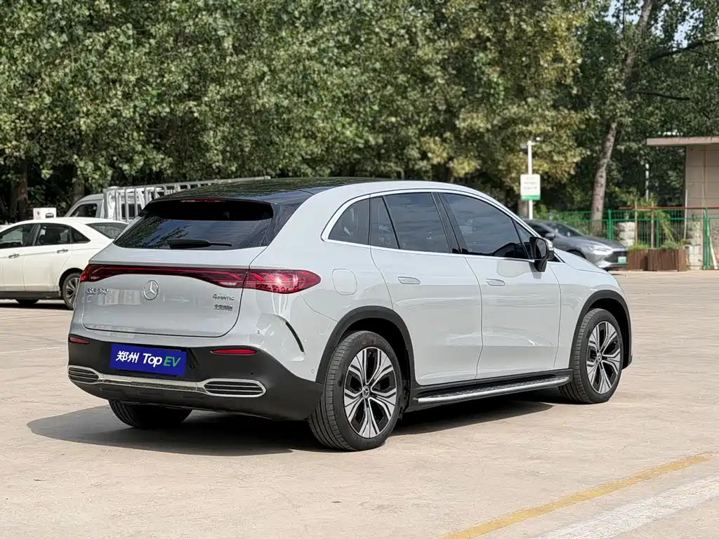 Mercedes-Benz EQE SUV — миниатюра 9