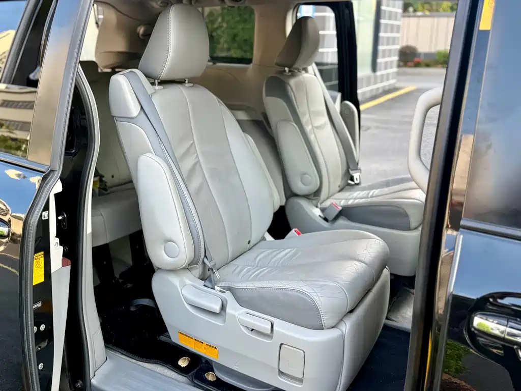 Toyota Sienna — миниатюра 20