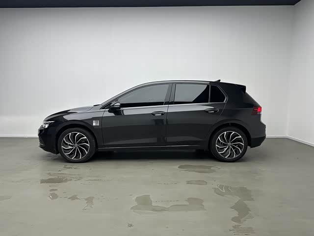 Volkswagen Golf 1.4 л 2023 г. Серебристо-серый, пробег 9200 км