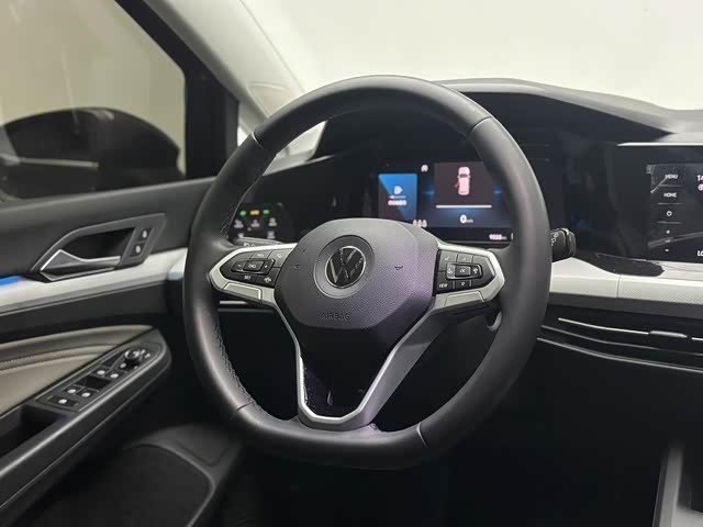 Volkswagen Golf 1.4 л 2023 г. Серебристо-серый, пробег 9200 км