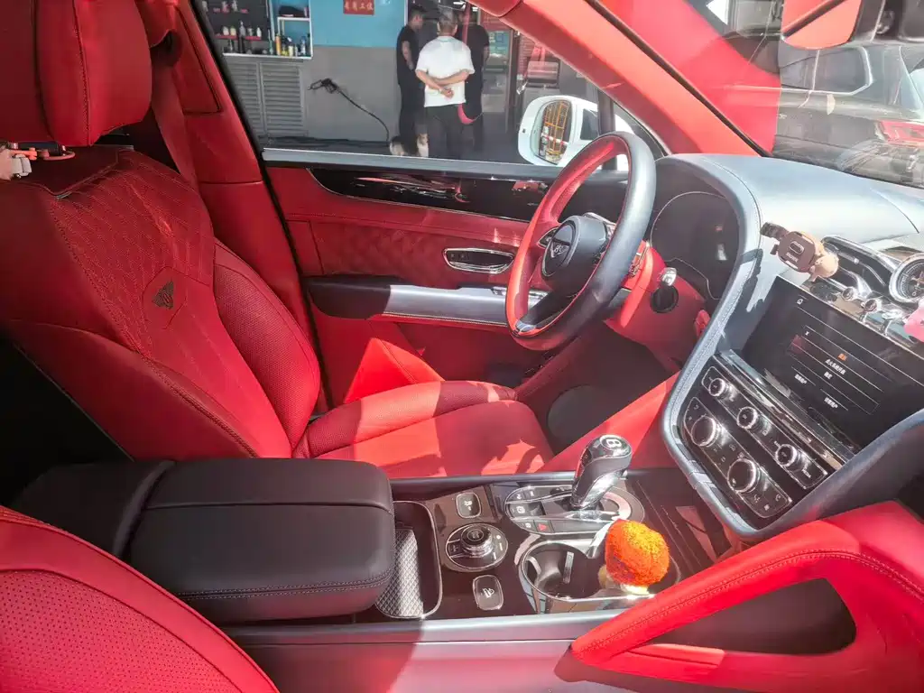 Bentley Bentayga PHEV — миниатюра 7