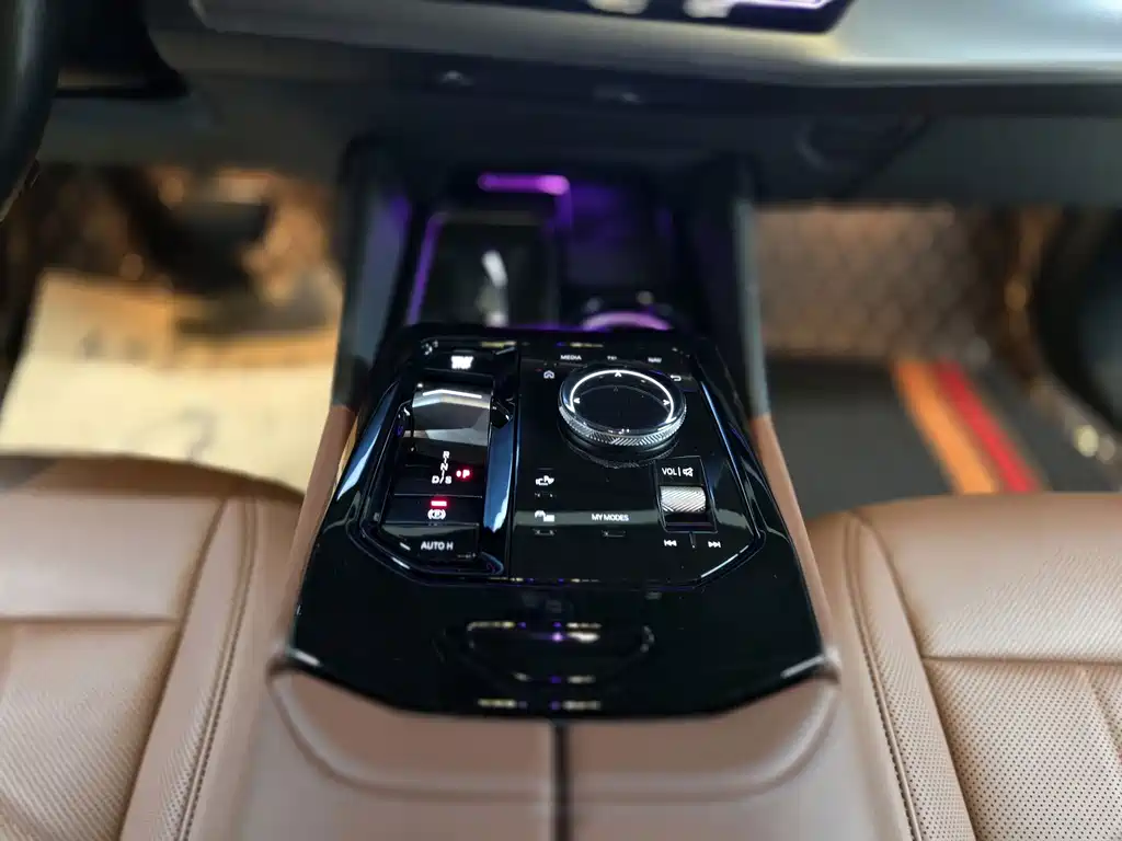 BMW 5 Series — миниатюра 12
