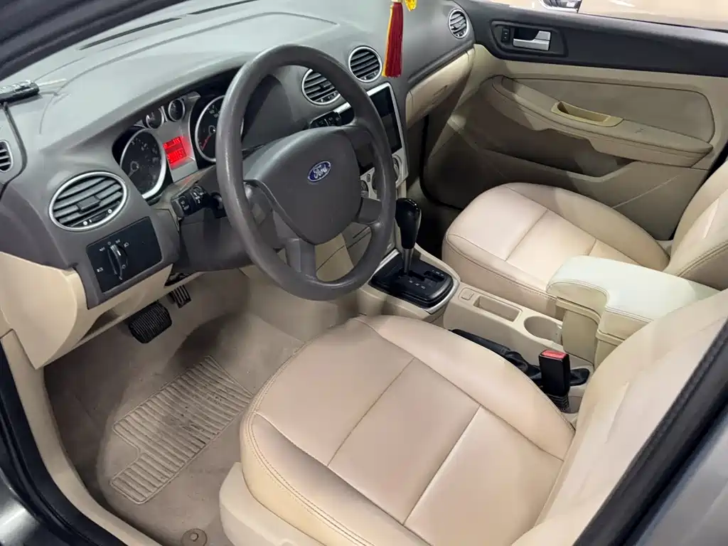 Ford Focus 2013 1.8L AT