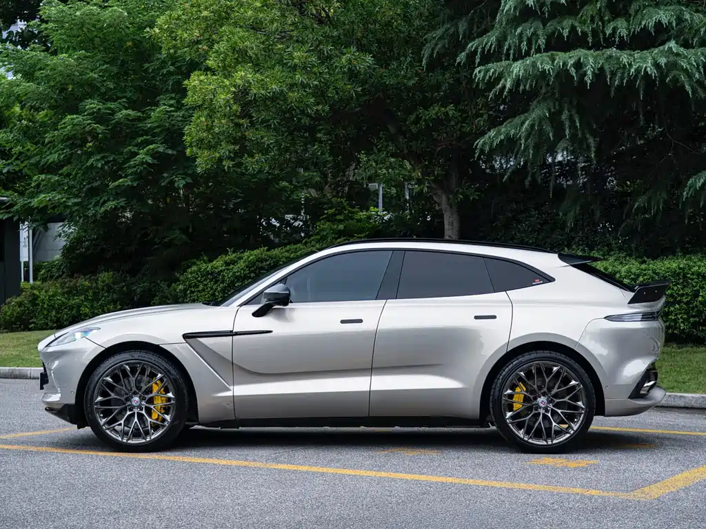 Aston Martin DBX 2022 4.0T V8