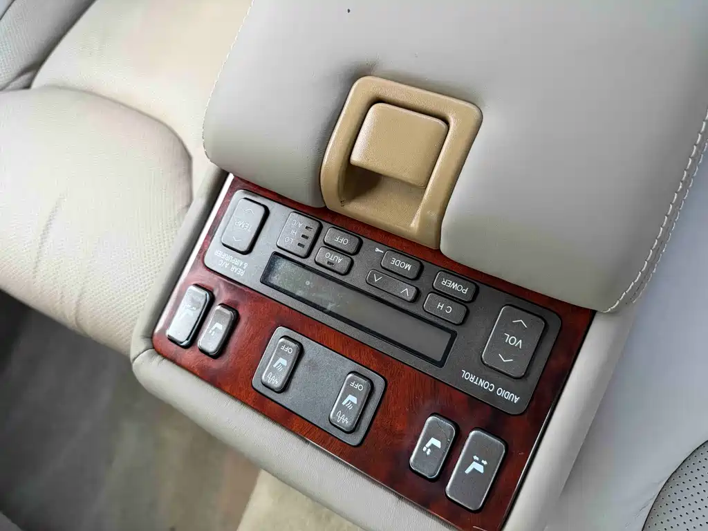 Lexus LS — миниатюра 14