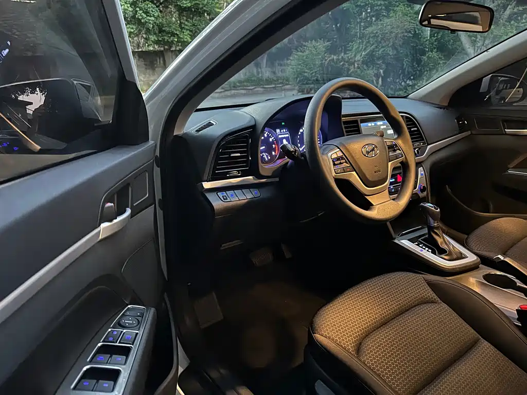 Hyundai Elantra — миниатюра 6