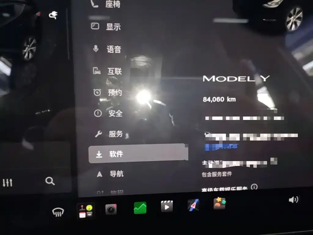 Tesla Model Y — миниатюра 12