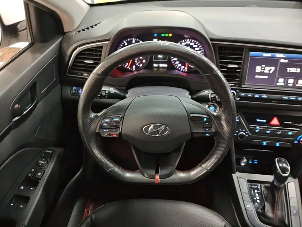 Hyundai Elantra — миниатюра 11