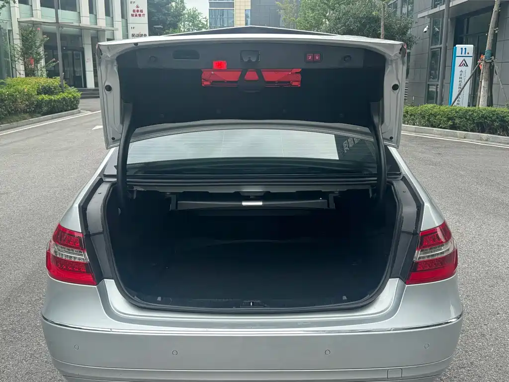 Mercedes-Benz E-Class — миниатюра 10
