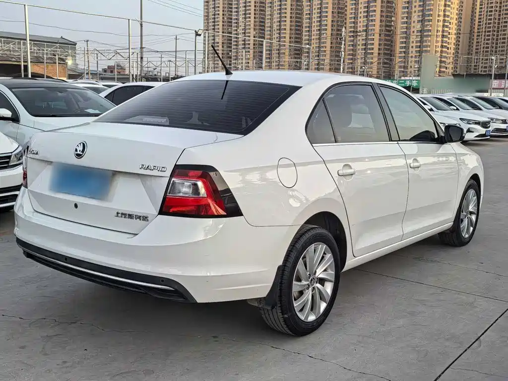 Skoda Rapid — миниатюра 7