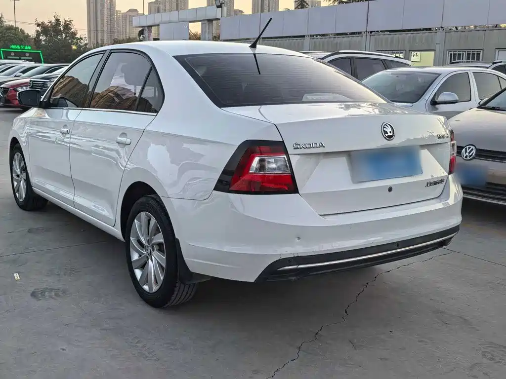 Skoda Rapid — миниатюра 5