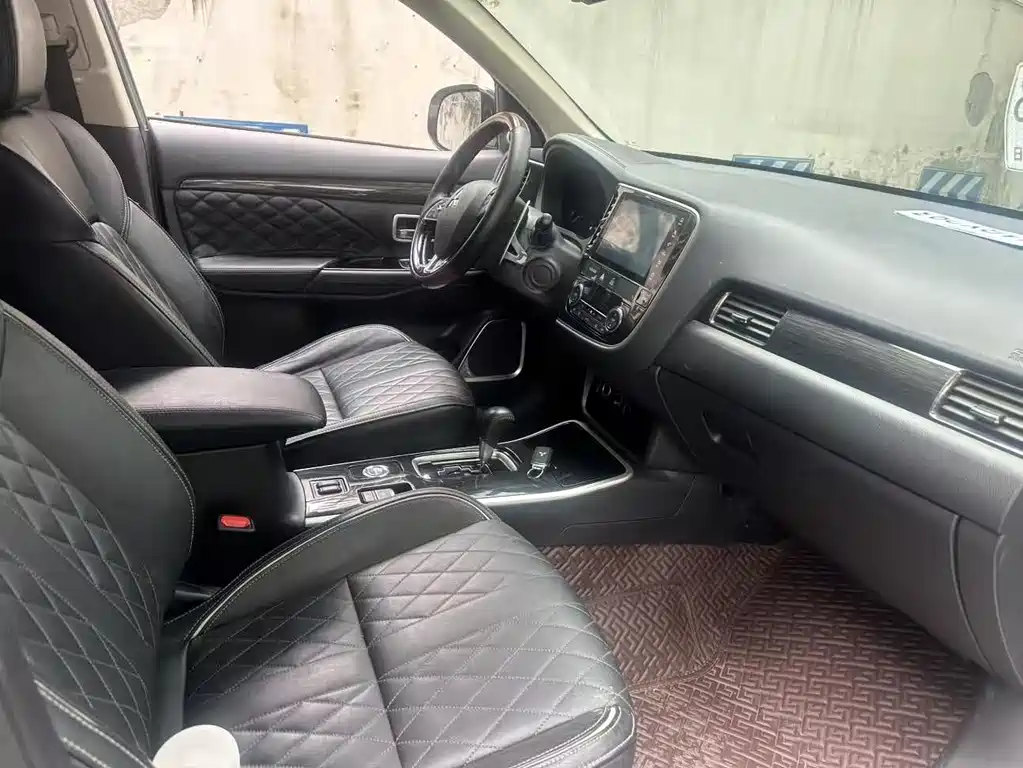 MITSUBISHI OUTLANDER