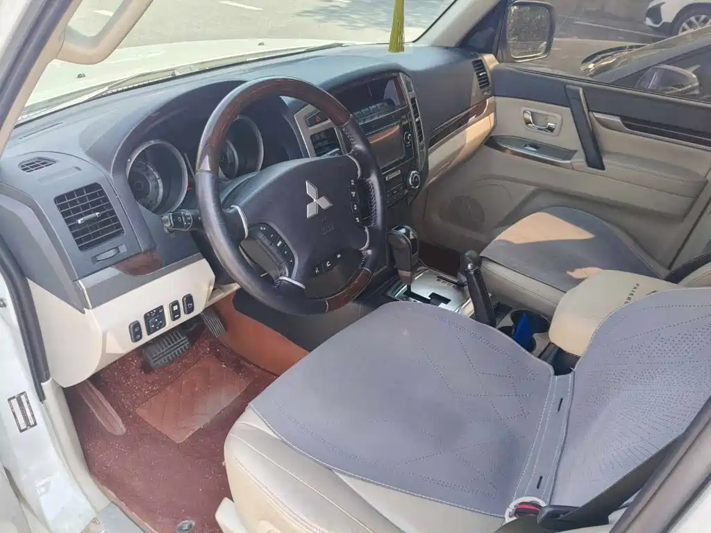 Mitsubishi Pajero (Import) — миниатюра 4