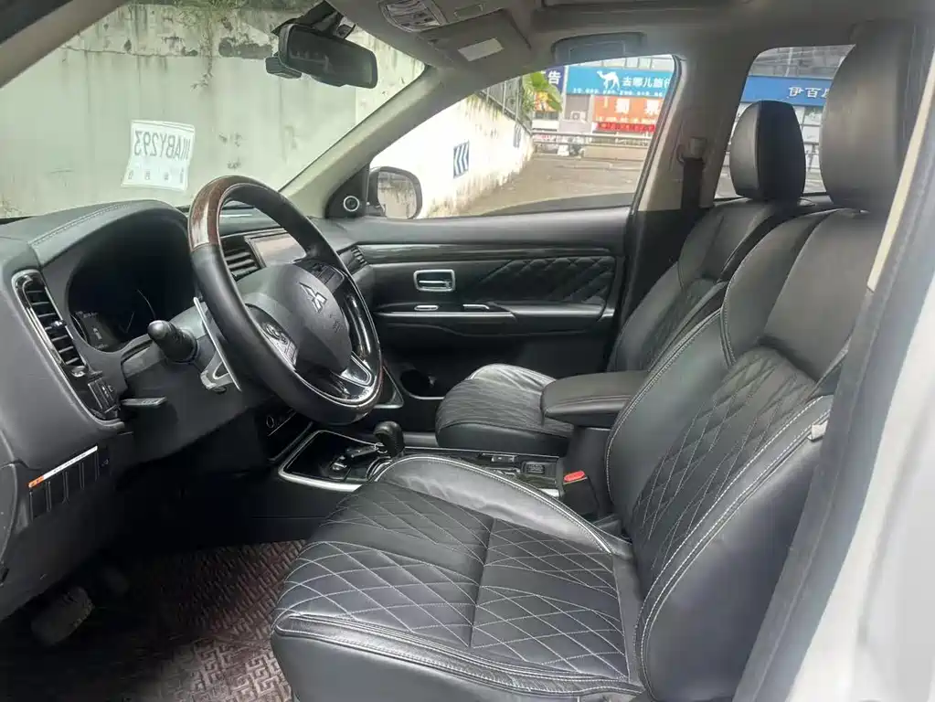 MITSUBISHI OUTLANDER